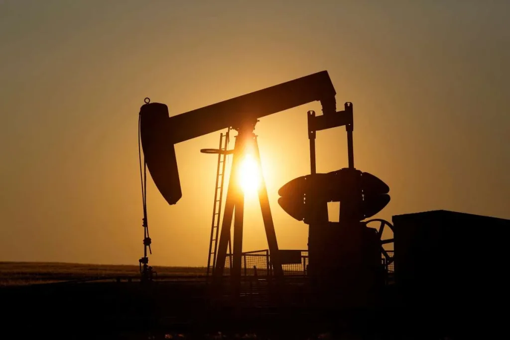 Minyak Brent di Kisaran US$65 dan Perdagangan Dunia Melambat: Dua Guncangan Global yang Menular ke Indonesia