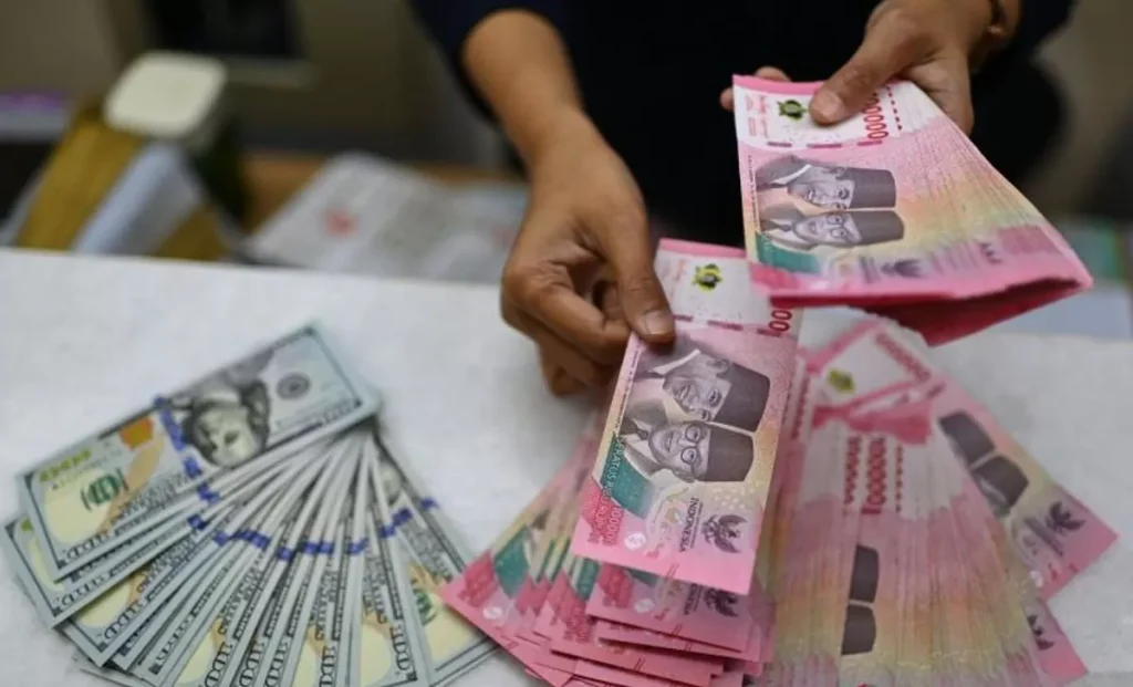 Pelemahan Rupiah Dinilai Jadi Sinyal Tekanan Ganda Ekonomi Indonesia