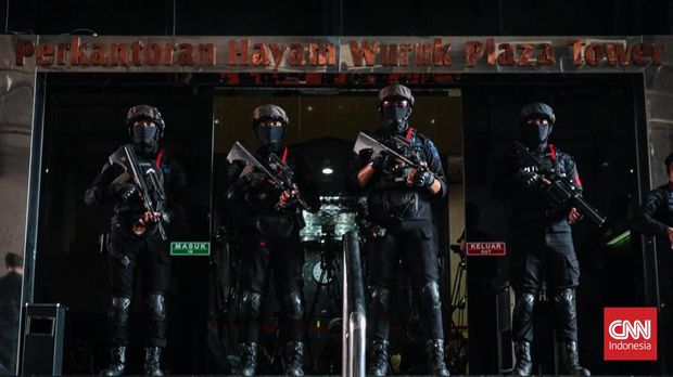 Polisi Gerebek Kantor Judi Online Internasional di Hayam Wuruk, 321 WNA Ditangkap