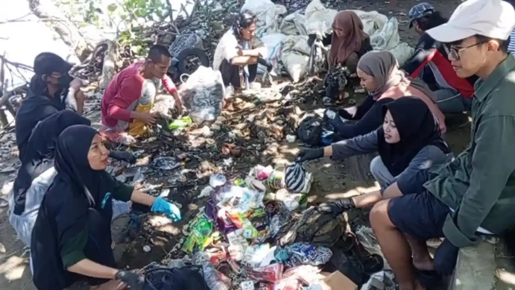 WALHI Jatim: Limbah Popok Sekali Pakai Dominasi Sampah di Pantai Sidem Tulungagung