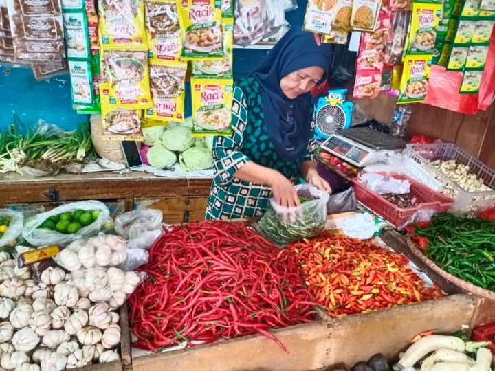 Harga Cabai Rawit Merah Tembus Rp57.250 per Kilogram, Telur Ayam Rp20.550