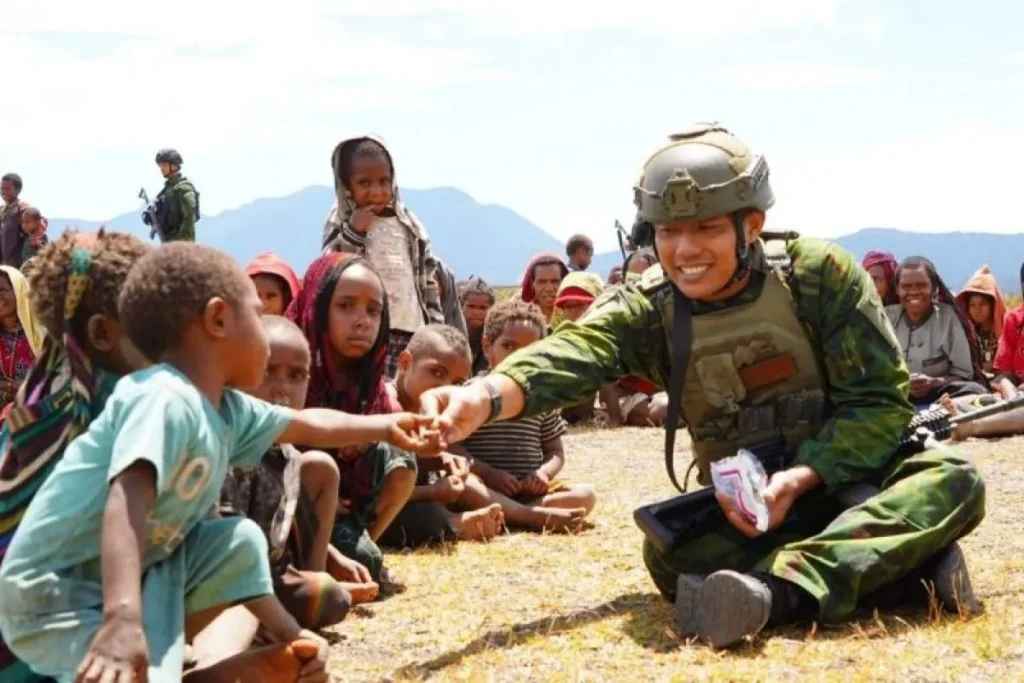 TNI Salurkan Dua Ton Bantuan Logistik untuk Warga Terdampak Kekeringan di Puncak Papua Tengah