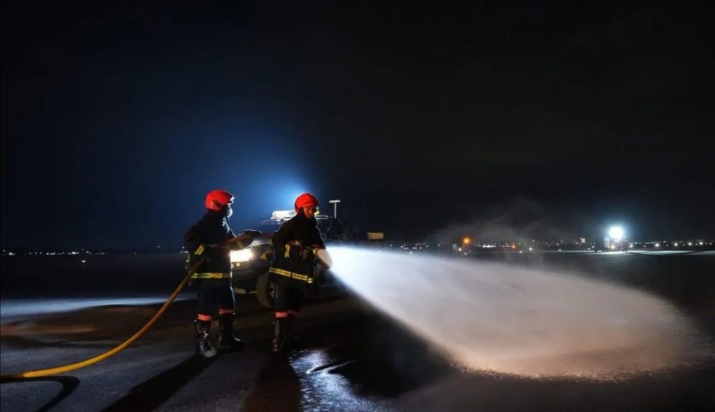 InJourney Airports Bersihkan Runway Soekarno-Hatta dari Abu Vulkanik Anak Krakatau