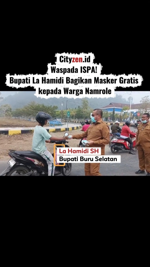 Antisipasi Dampak Kabut Asap, Bupati Buru Selatan La Hamidi Bagikan Masker kepada Warga